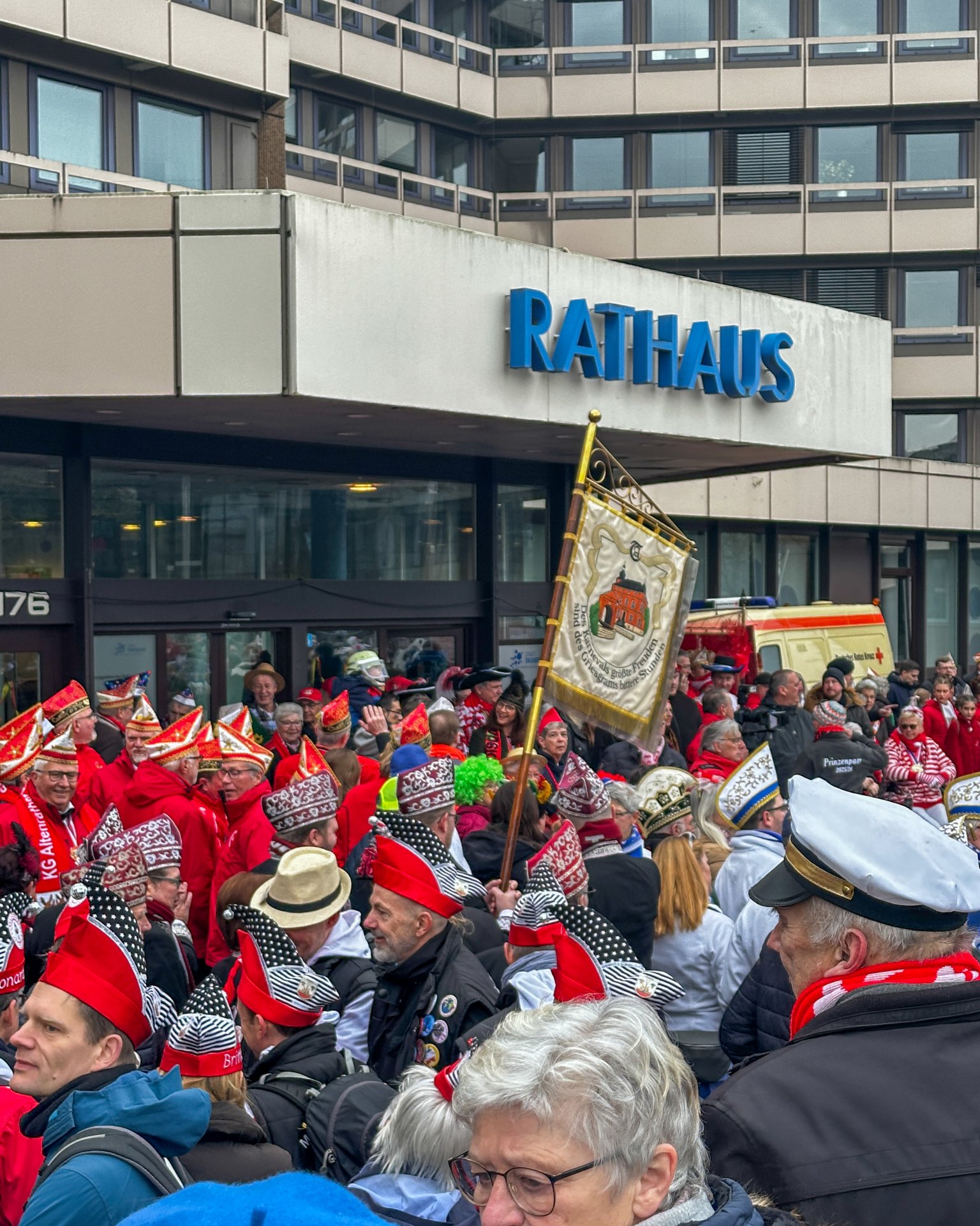 Die Versammlung zu Rathausstürmung vor dem Rathaus.