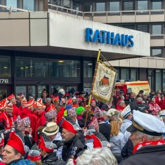 Die Versammlung zu Rathausstürmung vor dem Rathaus.