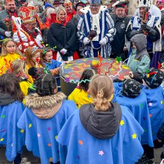 Verkleidete Kinder halten den Topf geschlossen.