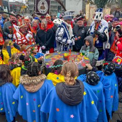 Verkleidete Kinder halten den Topf geschlossen.