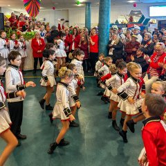 Die Kinder der Burggarde Spich führen eine Tanz im Foyer auf