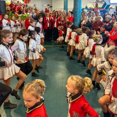 Die Kinder der Burggarde Spich führen eine Tanz im Foyer auf