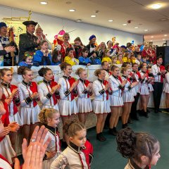 Die Burggarde Spich führen einen Tanz im Foyer auf
