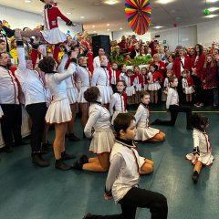 Die Burggarde Spich führen einen Tanz im Foyer auf