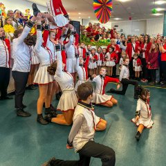 Die Burggarde Spich führen einen Tanz im Foyer auf