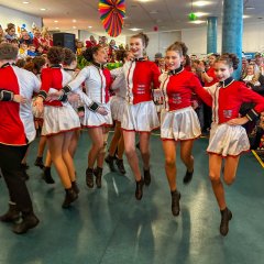 Die Burggarde Spich führen einen Tanz im Foyer auf