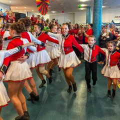 Die Burggarde Spich führen einen Tanz im Foyer auf