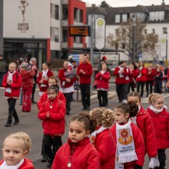Die Kinder der Spicher Burggarde, aufgereiht vor dem Rathaus.