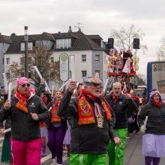 Weitere kostümierte Karnevalisten auf dem Weg zum Rathaus