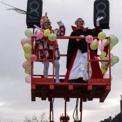 Das Prinzenpaar tanzend auf einer Hebebühne