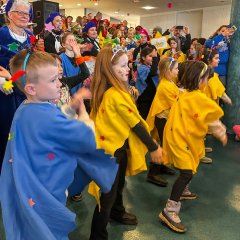 Die Kinder der Sternenschule tanzen im Foyer