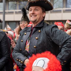 Der verkleidete BM Biber vor dem Rathaus
