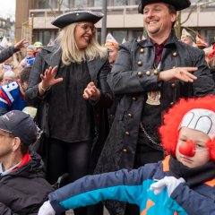 BM Herr Biber und Frau Duggan gemeinsam vor dem Rathaus