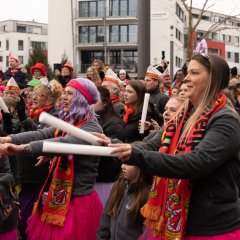 Mitglieder des Prinzenpaares singend vor dem Rathaus