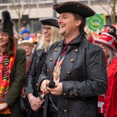 BM Herr Biber und Frau Duggan gemeinsam vor dem Rathaus