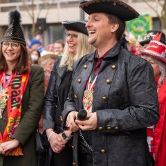 BM Herr Biber und Frau Duggan gemeinsam vor dem Rathaus