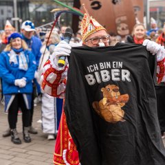 Der Prinz hält ein Shirt hoch mit einem Bieber drauf für BM Herr Biber