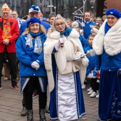Prinzessin Carmen hält eine Rede vor dem Rathaus