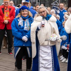 Prinzessin Carmen hält eine Rede vor dem Rathaus