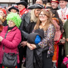 Verkleidete Karnevalisten vor dem Rathaus