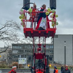 Das Prinzenpaar gemeinsam auf einem Kran