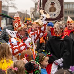 Der Prinz hält mit einem Mikrofon eine Rede vor dem Rathaus