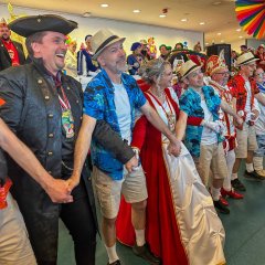 In Shorts und Hawaii-Hemd verkleidete führen eine Tanzaufführung vor und BM Herr Biber mittendrin