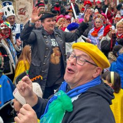 BM Biber zwischen den Karnevalbegeisterten.