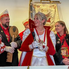 Die Prinzessin mit Mikrofon im Foyer des Rathauses