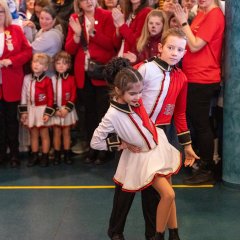 Zwei Kinder der Burggarde tanzen zusammen im Foyer