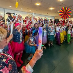 Feiernde Karnevalisten im Foyer