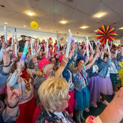 Feiernde Karnevalisten im Foyer