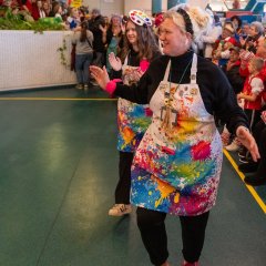 Feiernde Karnevalisten im Foyer