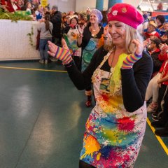 Feiernde Karnevalisten im Foyer