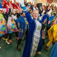 Prinzessin Carmen feiernd im Foyer