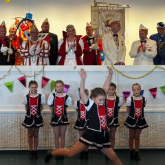 Kinder der Burggarde während einer Aufführung im Foyer