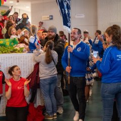 das Wappen der MDK Blau-Weiß Troisdorf wird hoch gehalten