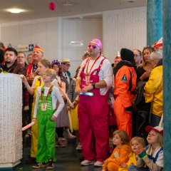 Feiernde Karnevalisten im Foyer