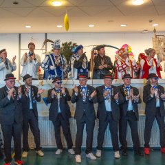 Herren in schicken Anzügen, klatschend im Foyer