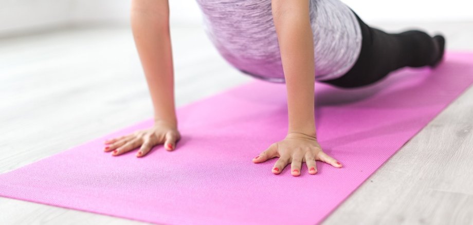 Frau macht Yoga/ohne Gesicht