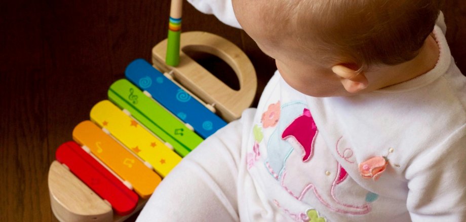 Baby spielt Xylophone