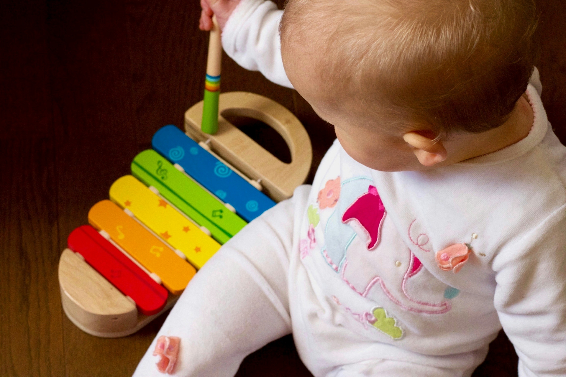 Baby spielt Xylophone