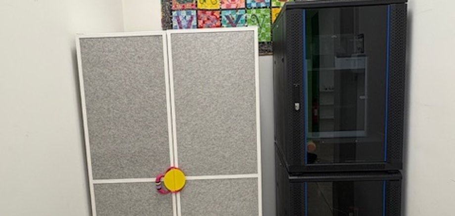 Schränke vor Wandteppich