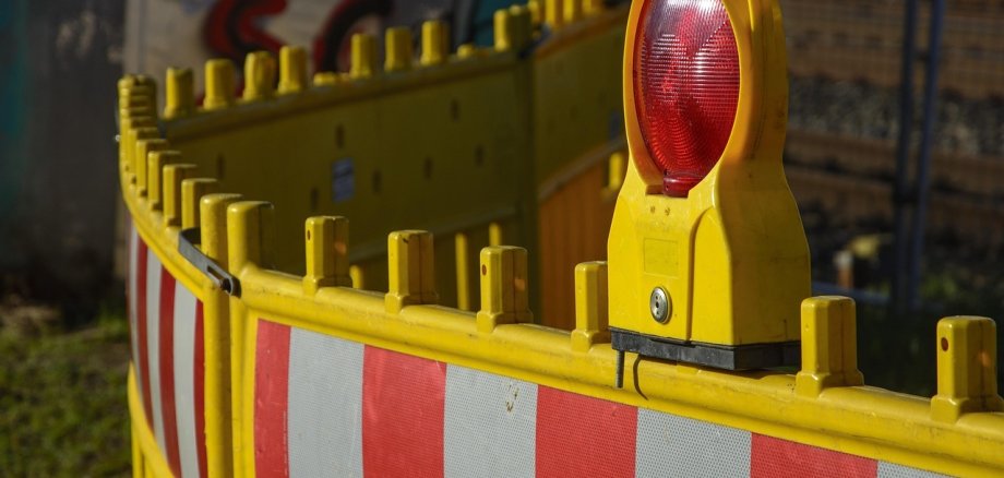 Warnbake mit gelbem Warnlicht