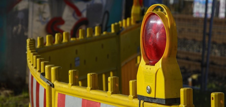 Warnbake mit gelbem Warnlicht