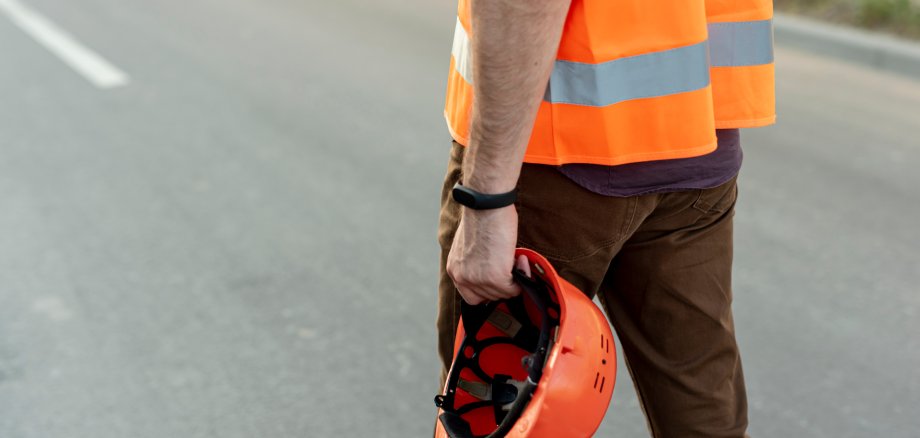 Straßenarbeiter mit Helm