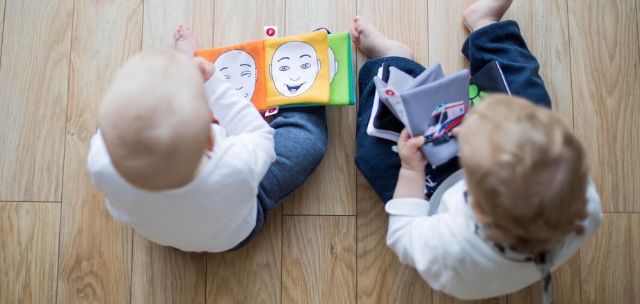 Zwei spielende Kleinkinder