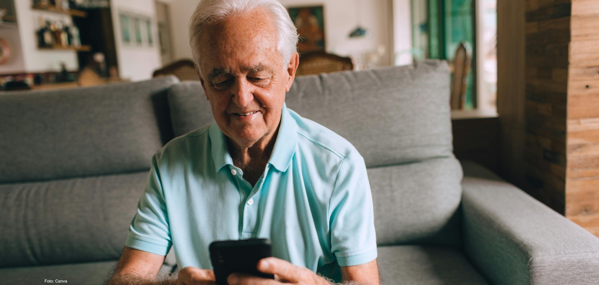 Ein älterer Mann bedient ein Smartphone