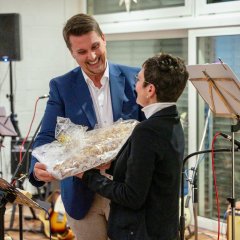 Bürgermeister Alexander Biber überreicht der Ansprechpartnerin für ZWAR Troisdorf Annette Kuhn ein Präsent