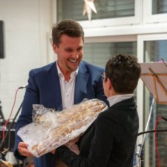 Bürgermeister Alexander Biber überreicht der Ansprechpartnerin für ZWAR Troisdorf Annette Kuhn ein Präsent